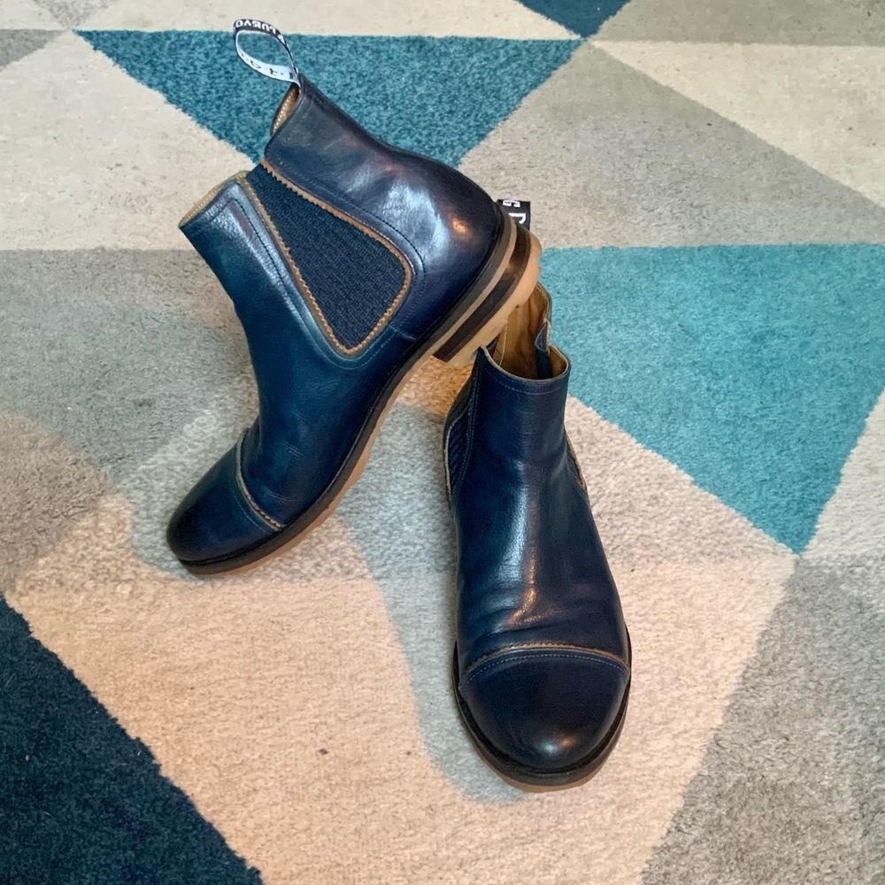 John Fluevogs Guardian Angel Nathan’s in size 11.5. Great blue color.